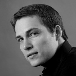 Alek Shrader, tenor